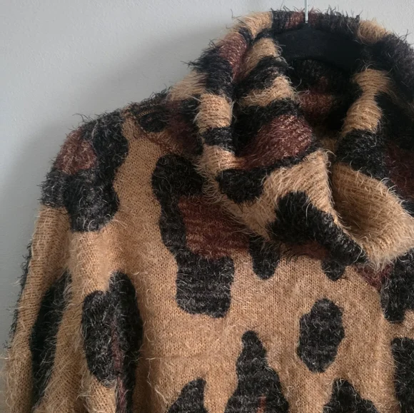 Show Me Your Mumu Women's Cheetah Fever Sweater Medium - Picture 6 of 9